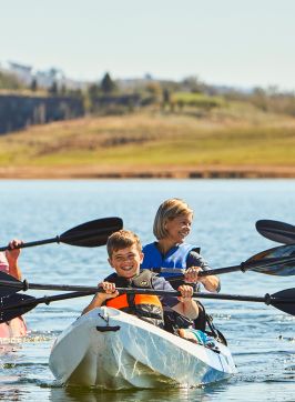 Family enjoying a paddle, Lake Burrendong