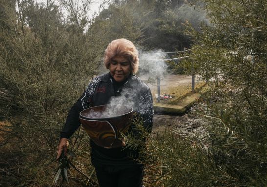Margret Campbell leading a Dreamtime Southern X tour at Balls Head, Waverton in Sydney