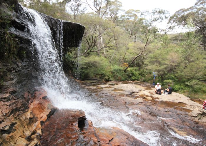 Bushwalkers enjoying Weeping Rock Wentworth Falls, Blue Mountains National Park
